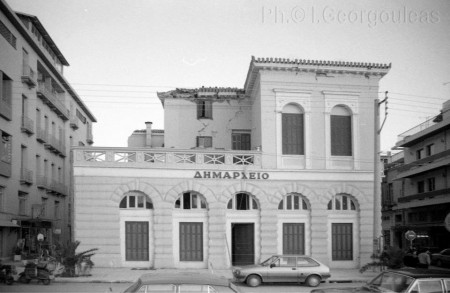 Το Δημαρχείο από την πλευρά της Νέδοντος, με τις ρωγμές που δημιούργησε ο σεισμός